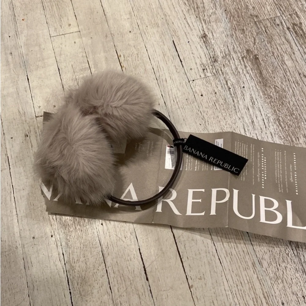 BANANA REPUBLIC Faux fur light grey earmuffs WITH HEADPHONES PORTS
NO CORD - Picture 6 of 8